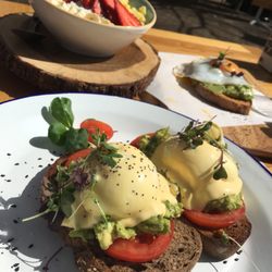 No Piqui - Eggs Benedict, Acai Bowl and Avocado Toast