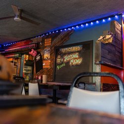 Utica BBQ - Inside