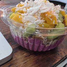 Smoothie bowl with Mango kiwi and coconut
