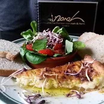 Café & Bar norah - Käse-Lauch-Quiche mit einem Salatbouquet - Cafes Near Me - Berlin, BE Café & Bar norah - Käse-Lauch-Quiche mit einem Salatbouquet - Cafes Near Me - Berlin, BE