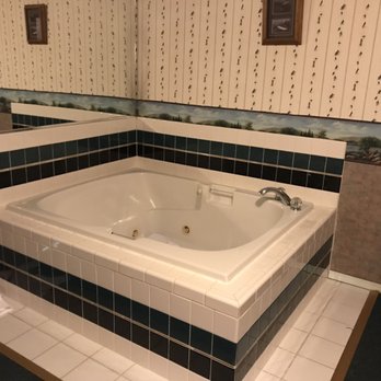 Hotel Ruby Sandpoint | Ponderay - Jacuzzi in Pend Oreille Suite. - Hotels Near Me - Ponderay, Idaho