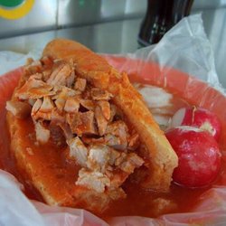 Tortas La Imperial - Es una torta ahogada, rellena de carnitas y ahogada en una salsa especial de jitomate y especias. Va acompañada con verduras especiales.