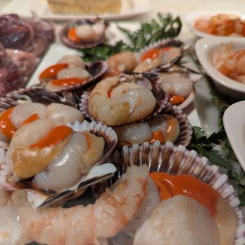 Vinitus Germà Petit - Seafood behind the counter, prepped to be cooked - Tapas Bars Near Me - Barcelona, B Vinitus Germà Petit - Seafood behind the counter, prepped to be cooked - Tapas Bars Near Me - Barcelona, B