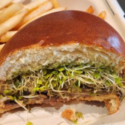 Kilauea Market + Cafe - hanalei burger