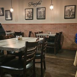 Pago's Pizzeria & Italian Cuisine - Interior