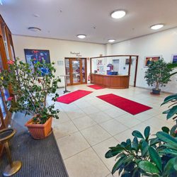 Die Komödie - Foyer Komödie mit Abendkasse und Eingang zum Restaurant Boulevard Bistro
