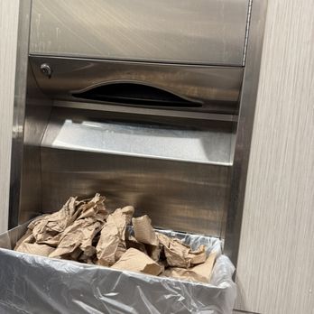7-Eleven - no paper towels and an overflowing trash can. had to dry my hands on my shirt. - Gas Stations Near Me - Surprise, Arizona