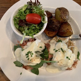 Le Cartet - Toscan (eggs Benedict) - French Near Me - Montreal, Quebec Le Cartet - Toscan (eggs Benedict) - French Near Me - Montreal, Quebec