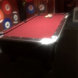 Lulu's Hideout - Pool table