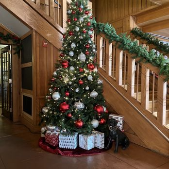Bear Mountain Inn - Christmas decorations - Hotels Near Me - Bear Mountain, New York