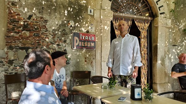 Bar Vitelli by null