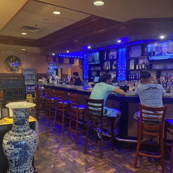 Yu's Mandarin - The bar @ the entry - Chinese Near Me - Schaumburg, Illinois
