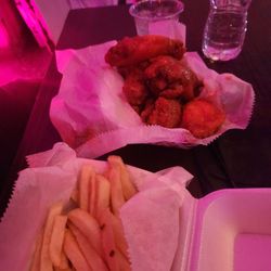 Quarter Jay's Social - Wings and fries