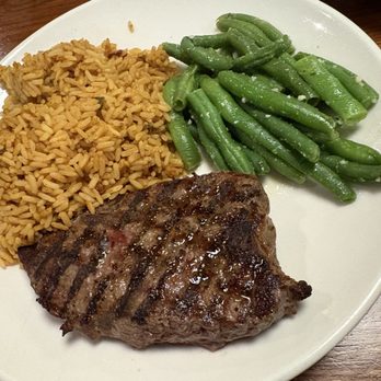 Applebee's Grill + Bar - 8 oz. Top Sirloin with Garlicky Green Beans & Mexican Rice - American Near Me - Anaheim, California