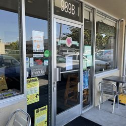 Mami Cheli’s - Outdoor and indoor seating