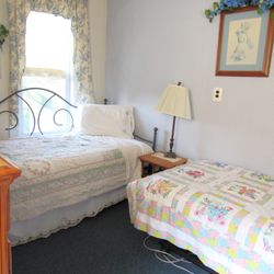 Gingerbread House Bed & Breakfast - Casey's Room Shared Bath