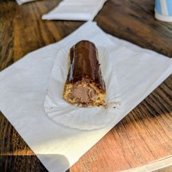 Chocolate eclair
