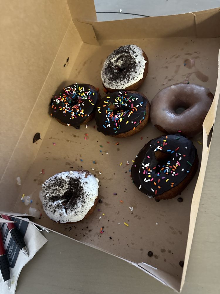 Nav's Popcorn & Donuts Logo
