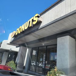 Royal Pastries & Doughnuts - Store front