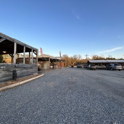 Bustin' Butts BBQ/210 Produce - Cute shack off the road