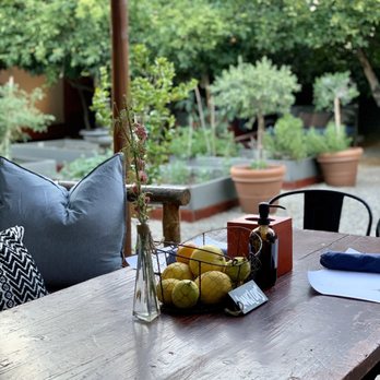 Sparrows Lodge - Place setting for one in the garden (looking towards the back of the property). - Hotels Near Me - Palm Springs, California Sparrows Lodge - Place setting for one in the garden (looking towards the back of the property). - Hotels Near Me - Palm Springs, California