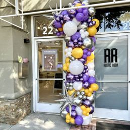 Exterior outside entrance of Santis Balloons - Commercial decoration Exterior outside entrance of Santis Balloons - Commercial decoration