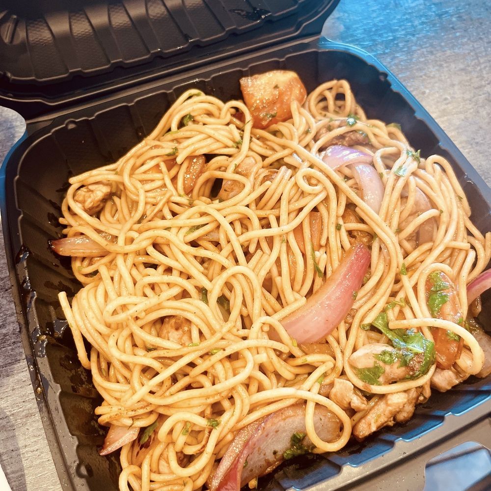 Pollo Mania - Tallarín de pollo - Peruvian Near Me - El Monte, California