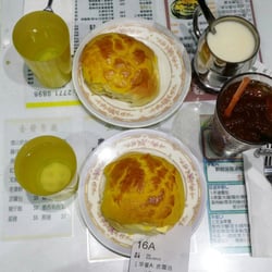 金發餐廳 - Top is just pineapple bun $5, bottom is freshly made pineapple bun with butter also come with drink $22!