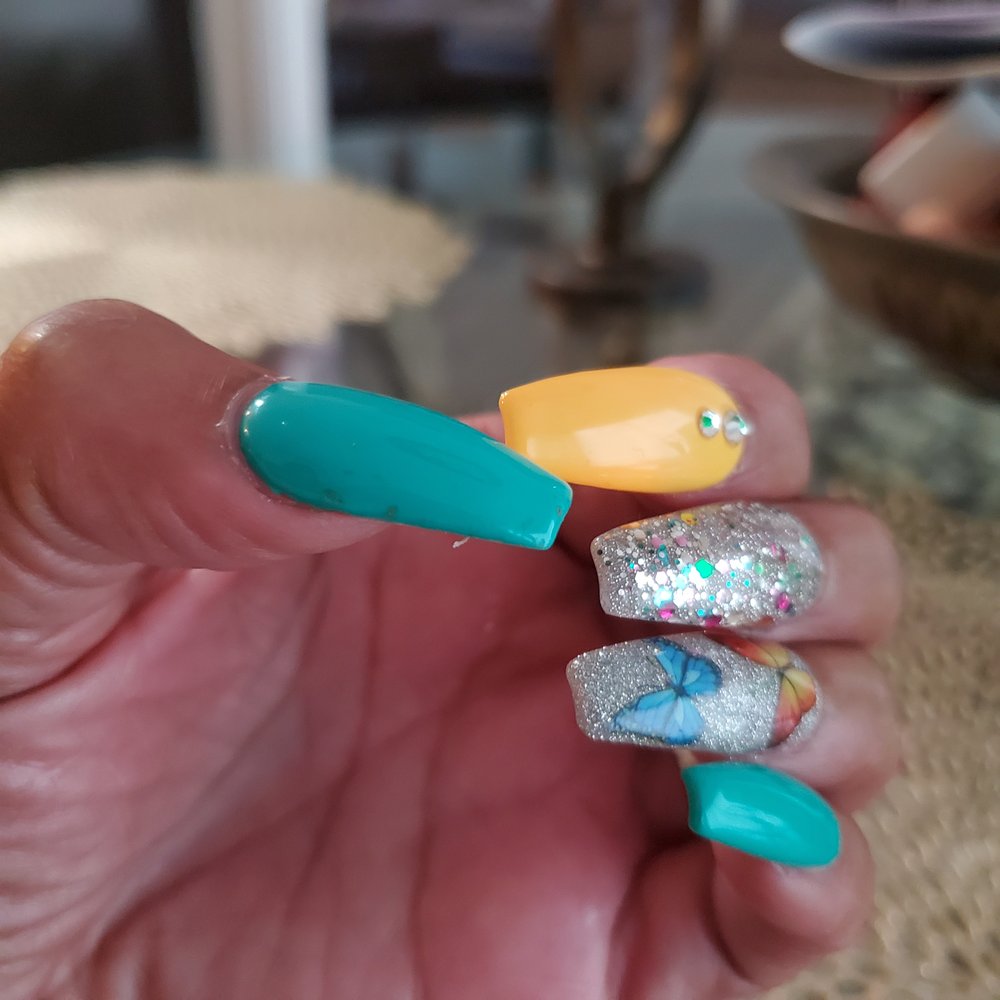 Lovely Nails Logo