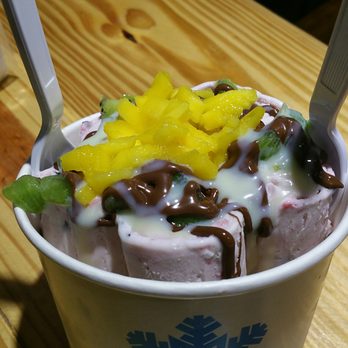 Below Zero - Strawberry & blueberry ice cream....with mango...kiwi...condensed milk and nutella - Ice Cream & Frozen Yogurt Near Me - San Juan, Puerto Rico