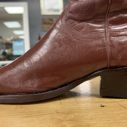 The sole and heal do not lay flat