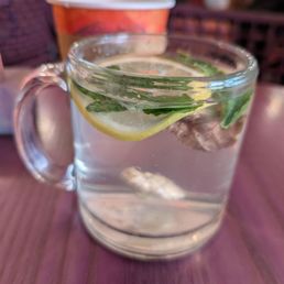 Fresh mint hot tea: ginger, lemon and fresh mint Fresh mint hot tea: ginger, lemon and fresh mint