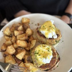 Cento - Crab cake Benedict