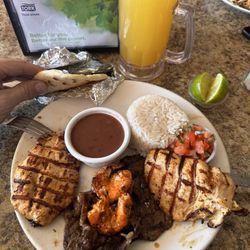 Pupuseria salvadoreña las Veronica's - Platillo mixto con agua de Maracuya