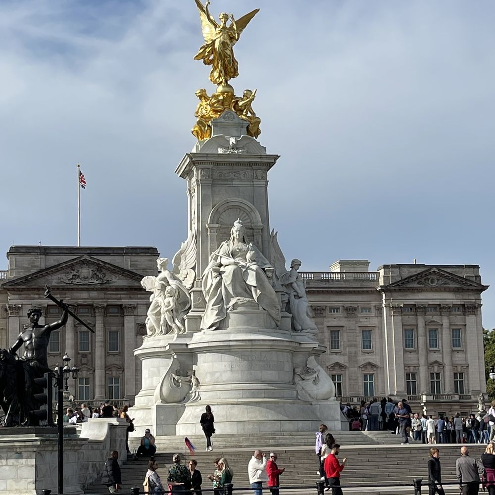 Buckingham Palace - Landmarks & Historical Buildings Near Me - London, XGL