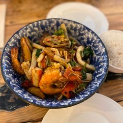 Little Dumplings - Mixed seafood clay pot (€17)