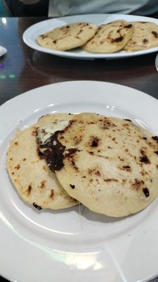 Pupuseria & Restaurant "El Cuscatleco" by null