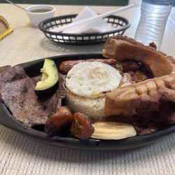 Sabor de Sanchez - Bendeja Paisa with a bottle water.