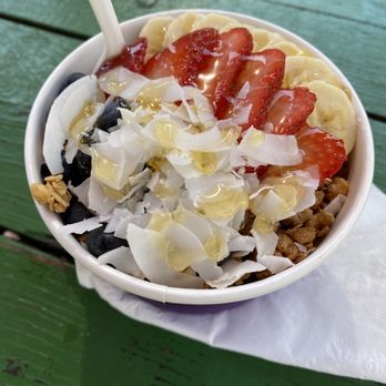 Crispy Grindz - açaí bowl with bananas, strawberries, blueberries, coconut and honey - Food Trucks Near Me - Haleiwa, Hawaii Crispy Grindz - açaí bowl with bananas, strawberries, blueberries, coconut and honey - Food Trucks Near Me - Haleiwa, Hawaii