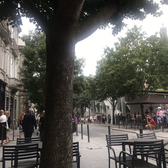 Bela Torre - Line of people waiting to go inside Livraria Lello. - Bakeries Near Me - Porto, 13