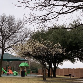 Les Lacs Linear Park - Parks Near Me - Addison, Texas