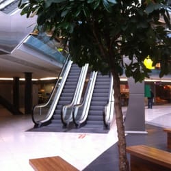 Woonmall Villa Arena - Een uitrustzitje bij een boom met uitzicht op de roltrappen!
