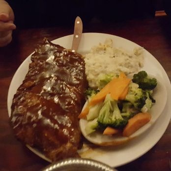 Palominos Bar and Restaurant - Ribs with Mashed Potatoes and Garlic Veggies - Bars Near Me - Franklin Square, New York