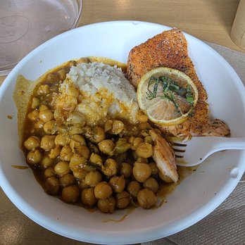Fresh Kitchen New Tampa - Salmon, chickpeas, mashed potatoes - New American Near Me - Tampa, Florida Fresh Kitchen New Tampa - Salmon, chickpeas, mashed potatoes - New American Near Me - Tampa, Florida