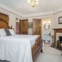 The Lamplighter Bed & Breakfast - The Crosby Fireplace Room