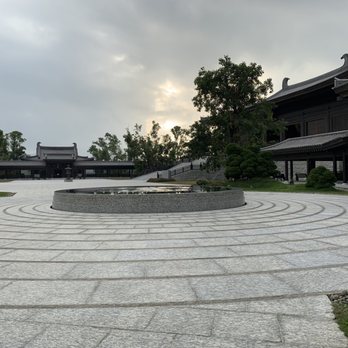 慈山寺 - Fountain feature and the temple halls - Buddhist Temples Near Me - Hong Kong, HK