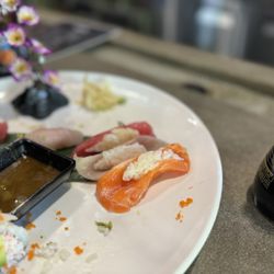 Momiji Sushi And Steak Bistro - Sushi lover combo