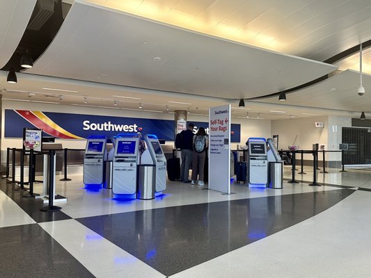 Birmingham-Shuttlesworth International Airport by null