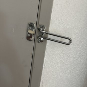 V Palm Springs - Another broken door latch - Hotels Near Me - Palm Springs, California V Palm Springs - Another broken door latch - Hotels Near Me - Palm Springs, California