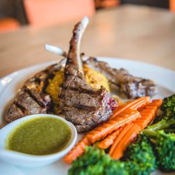 Kuni's Thai Cuisine - Black Pepper Lamb Rack served with curry rice, carrots, broccoli, and our signature spicy lime sauce.